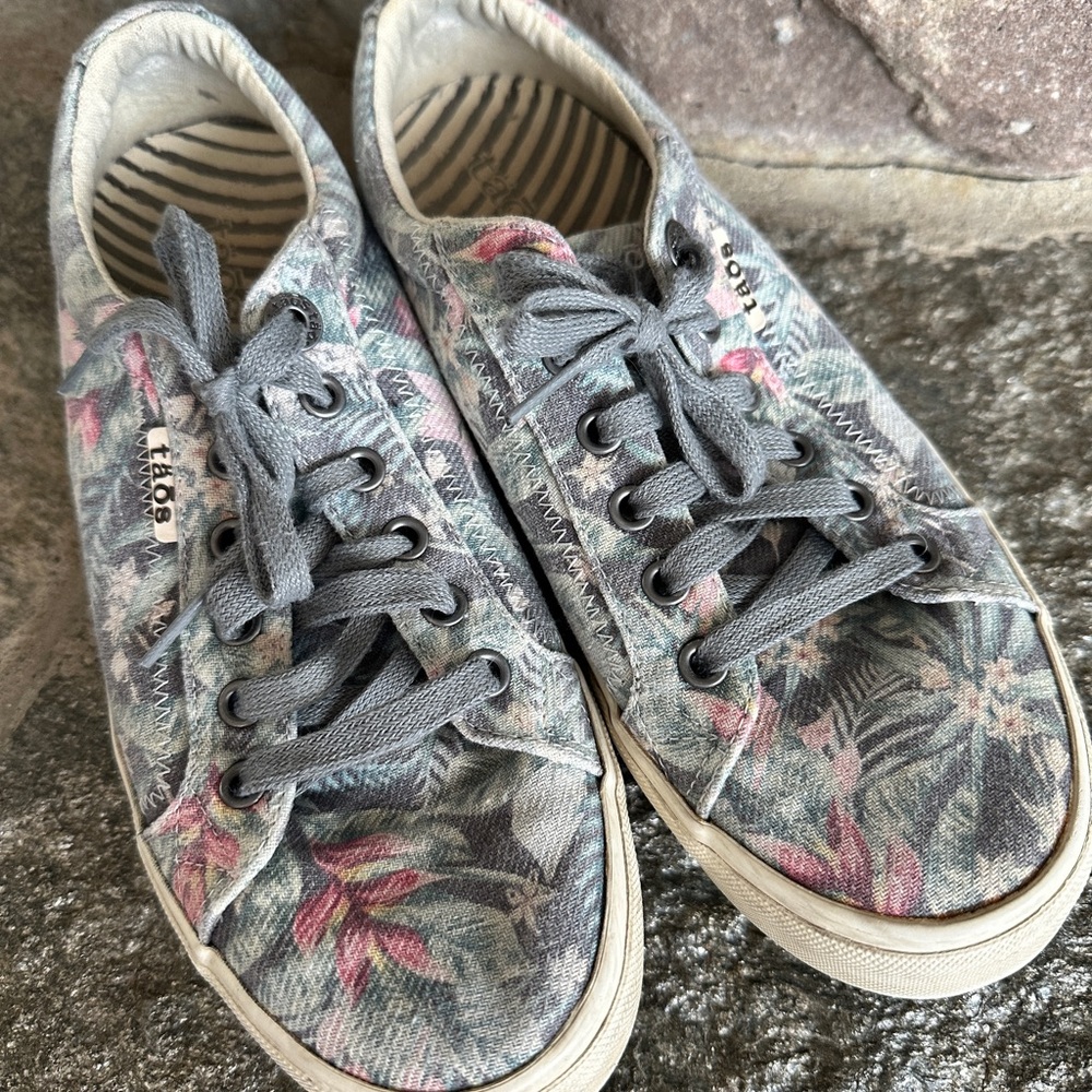 Taos Plim Soul Footwear floral Sneakers with Lace-Up Design